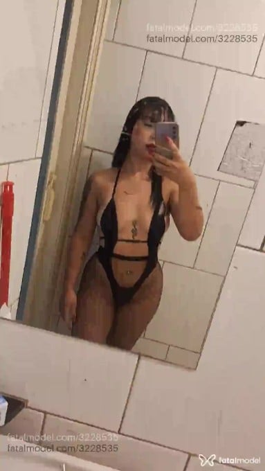 Acompanhante mulher morena (o) de olhos verdes - Afrodite