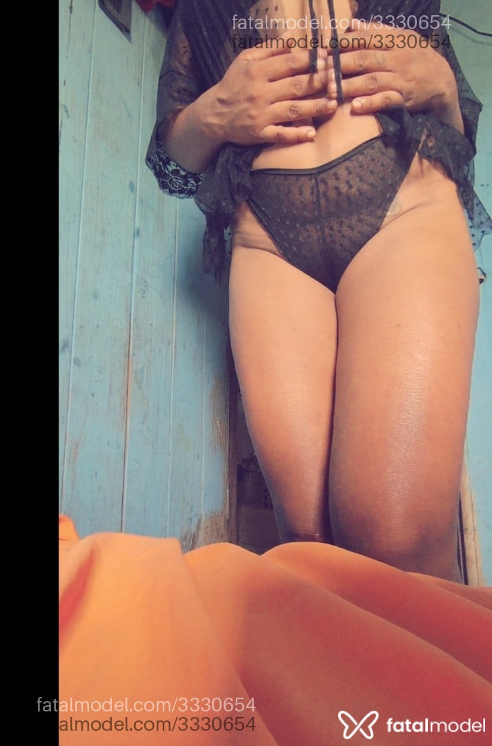 Acompanhante mulher morena (o) de olhos pretos - Juliana