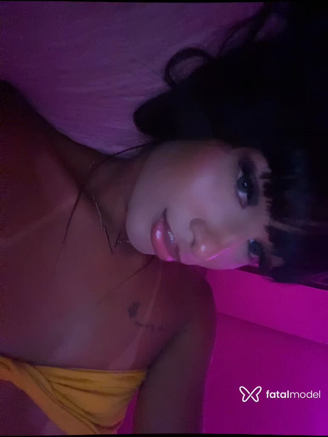 Acompanhante mulher trans morena (o) de olhos pretos - Emilly