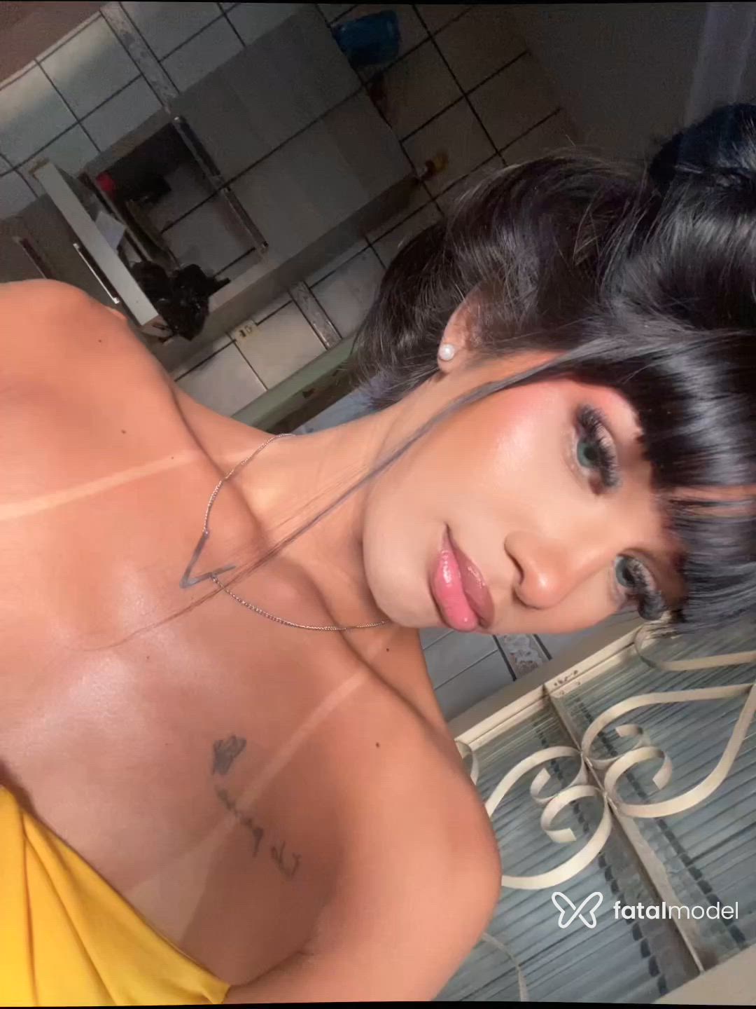 Acompanhante mulher trans morena (o) de olhos pretos - Emilly