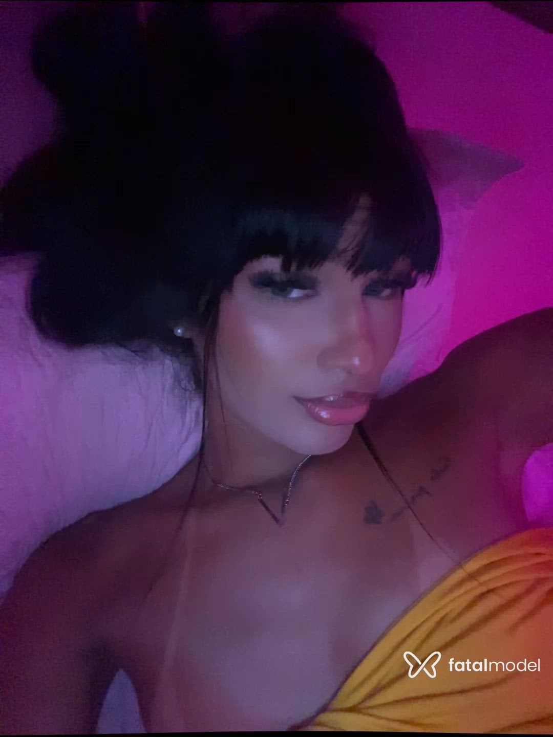 Acompanhante mulher trans morena (o) de olhos pretos - Emilly