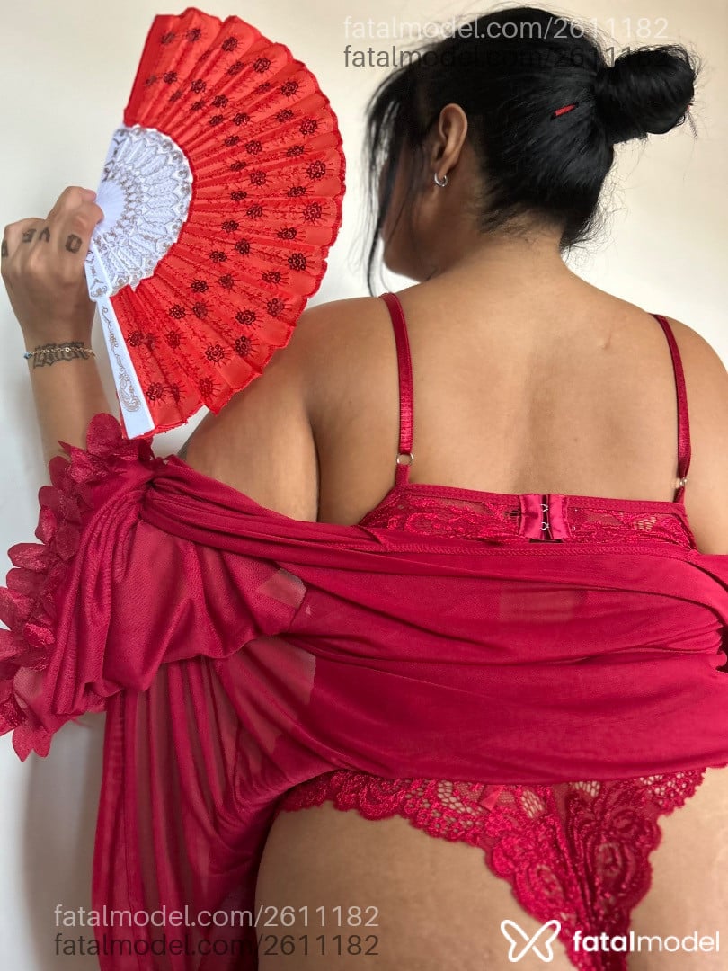 Acompanhante mulher com cabelo colorido de olhos pretos - Yasmin Ferraz