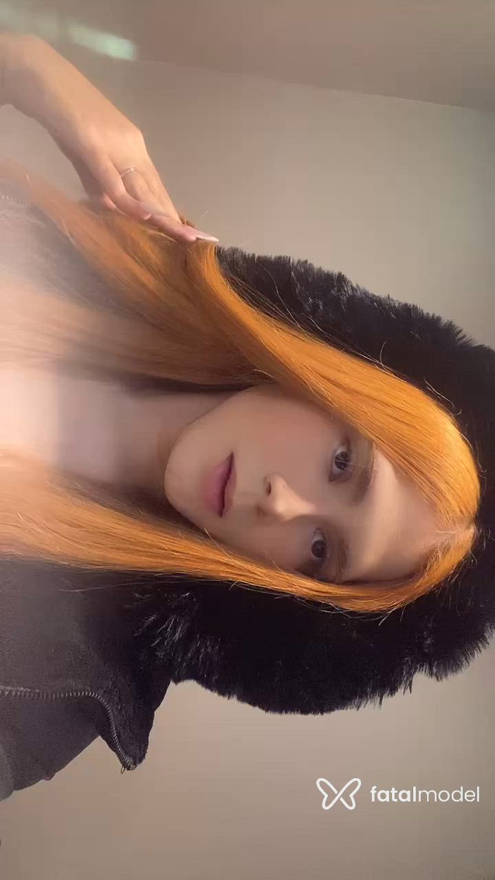 Acompanhante mulher trans ruiva (o) de olhos mel - Naya