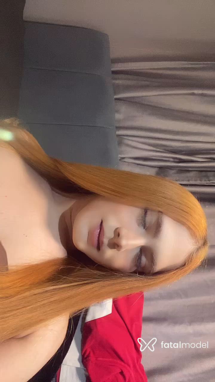 Acompanhante mulher trans ruiva (o) de olhos mel - Naya