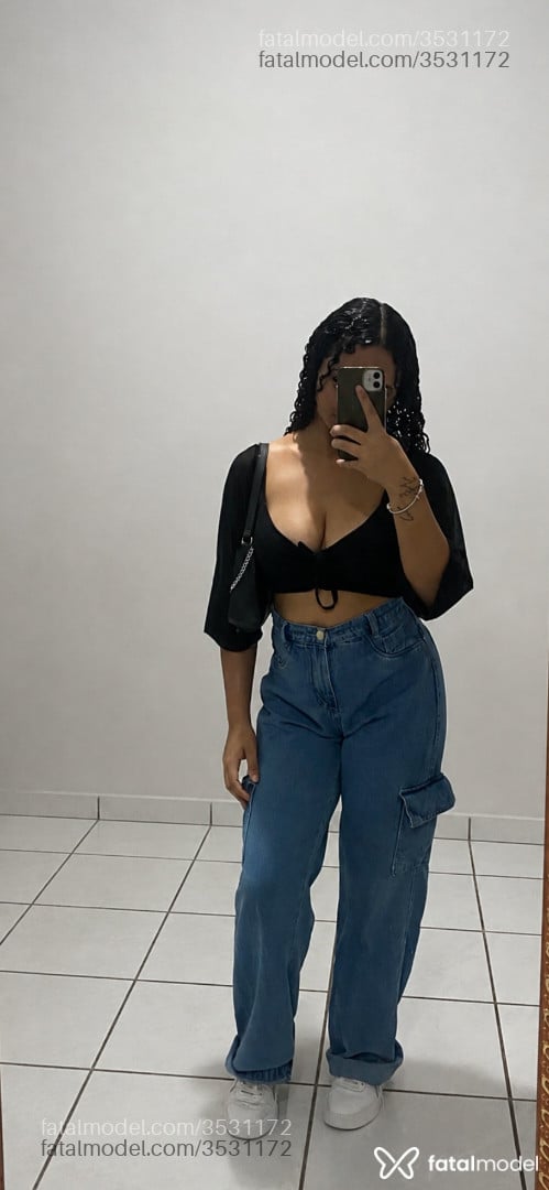Acompanhante mulher com cabelo castanho de olhos castanhos - Yasmin Germano