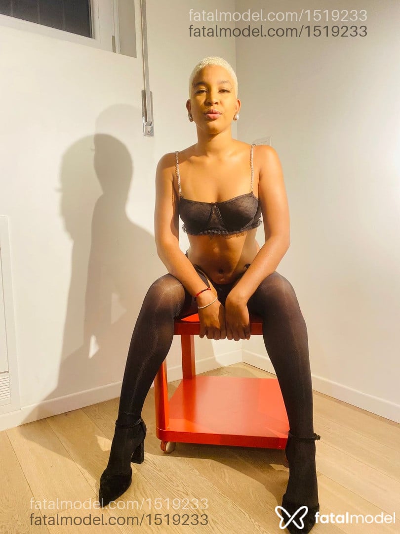 Acompanhante mulher com cabelo castanho de olhos pretos - Rebeca Nubian