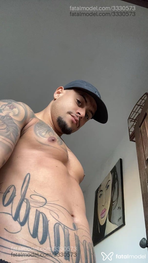 Acompanhante homem com cabelo castanho de olhos pretos - Kakarotto