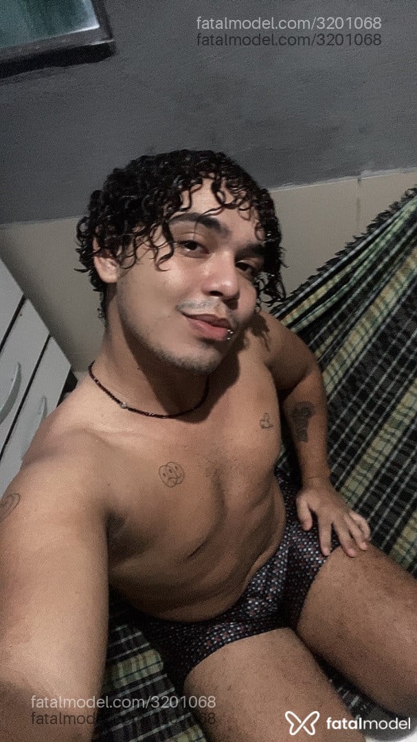 Acompanhante homem com cabelo castanho de olhos castanhos - Bernardo
