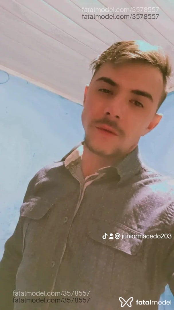 Acompanhante homem com cabelo castanho de olhos castanhos - Mateus Acompanhante homem com cabelo castanho de olhos castanhos - Mateus