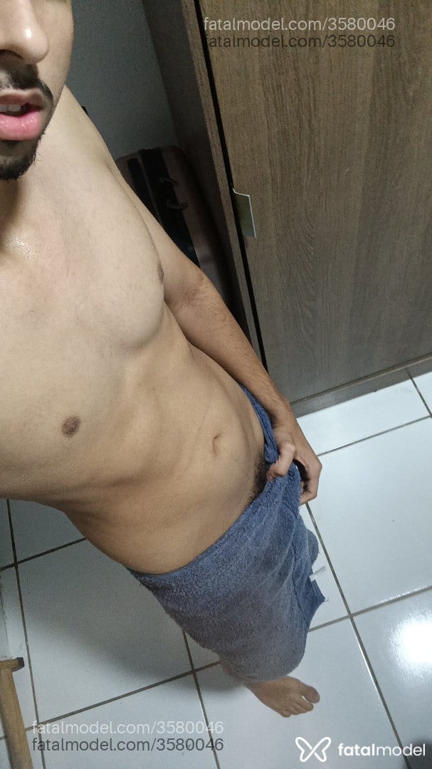 Acompanhante homem com cabelo castanho de olhos pretos - Lucius Blake