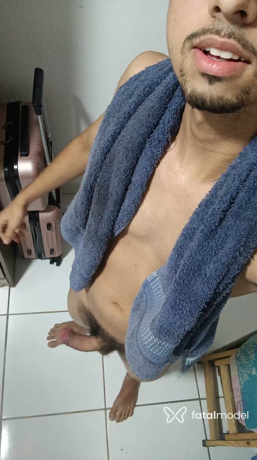Acompanhante homem com cabelo castanho de olhos pretos - Lucius Blake