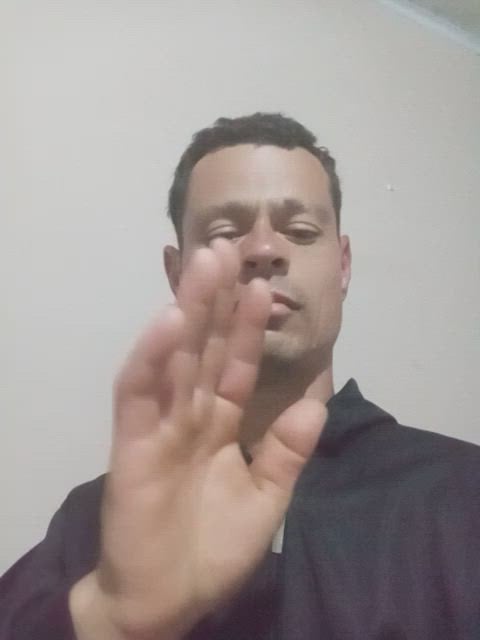 Acompanhante homem com cabelo castanho de olhos verdes - Guigo