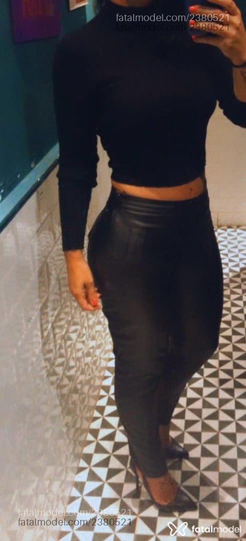Acompanhante mulher morena (o) de olhos castanhos - Valentina