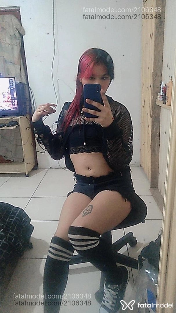 Acompanhante mulher trans com cabelo colorido de olhos castanhos - Mina