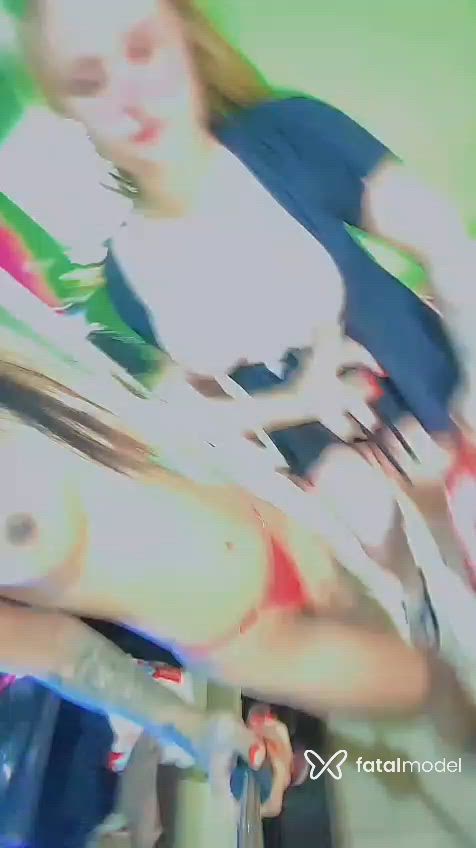 Acompanhante mulher com cabelo colorido de olhos castanhos - Biahh