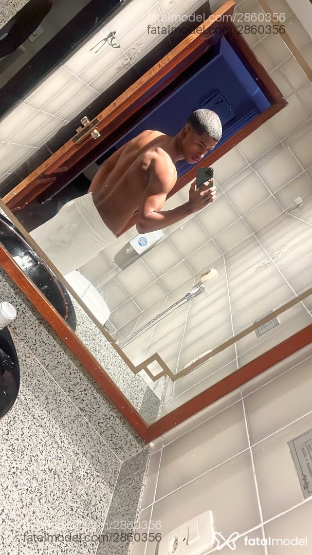 Acompanhante homem morena (o) de olhos castanhos - Pietro