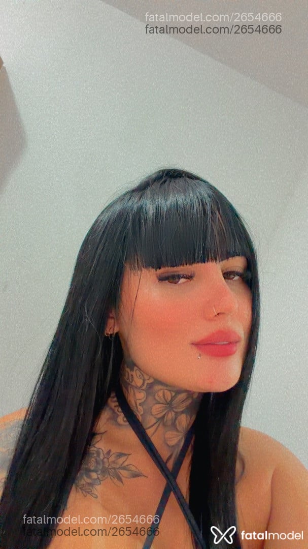 Acompanhante mulher com cabelo castanho de olhos castanhos - Clara Louise Acompanhante mulher com cabelo castanho de olhos castanhos - Clara Louise
