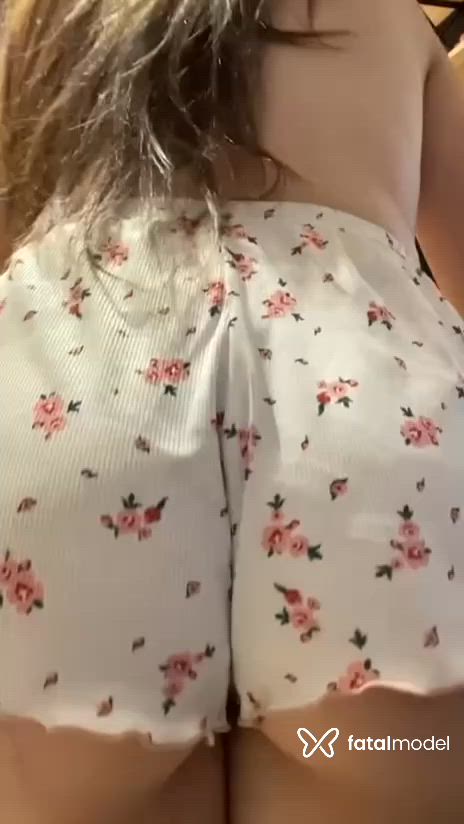 Acompanhante mulher com cabelo castanho de olhos castanhos - Larissa Ferri Acompanhante mulher com cabelo castanho de olhos castanhos - Larissa Ferri