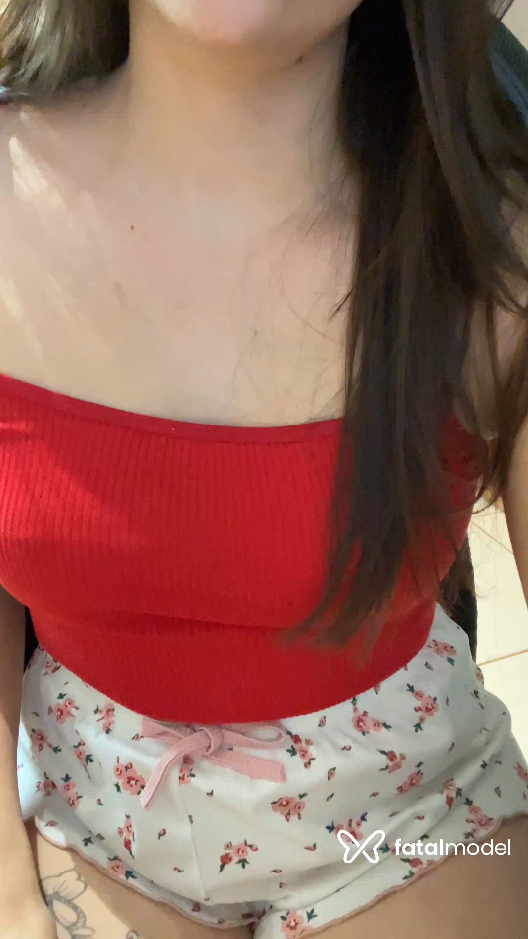 Acompanhante mulher com cabelo castanho de olhos castanhos - Larissa Ferri Acompanhante mulher com cabelo castanho de olhos castanhos - Larissa Ferri