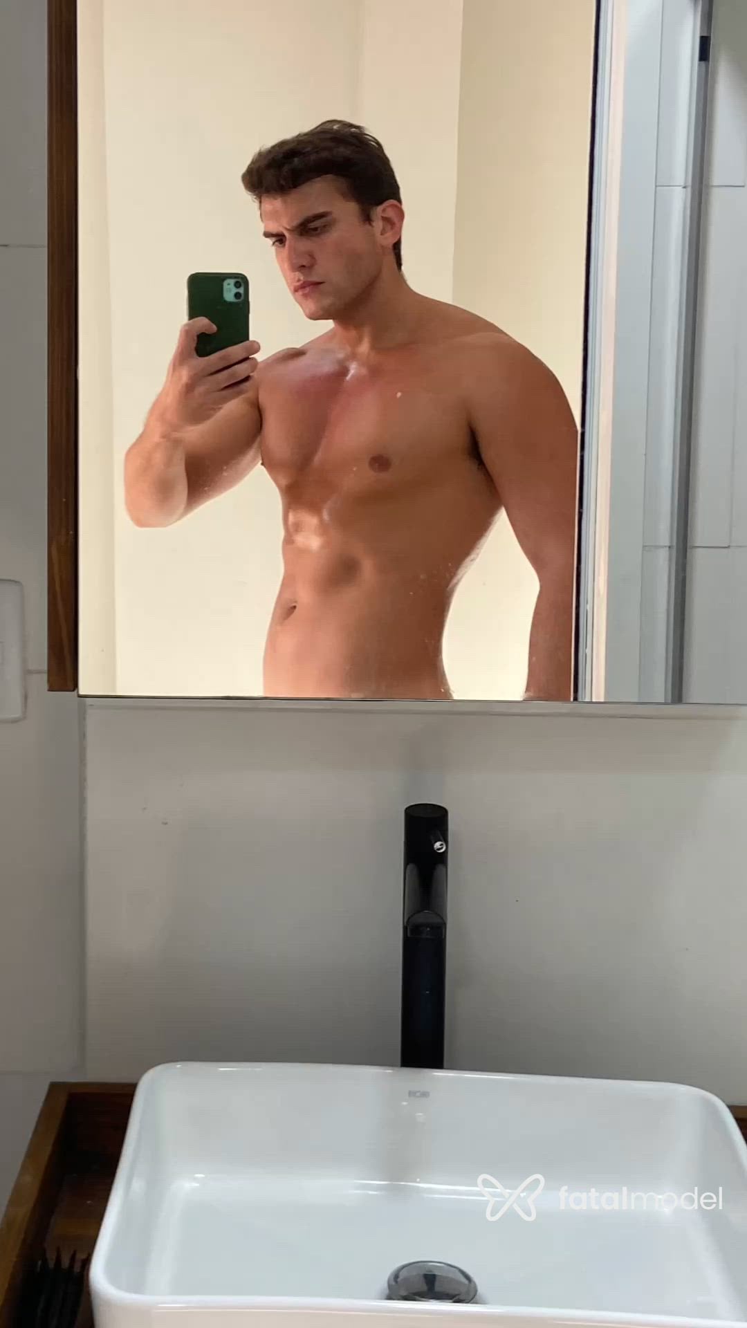 Acompanhante homem com cabelo castanho de olhos castanhos - Gabriel Sudré