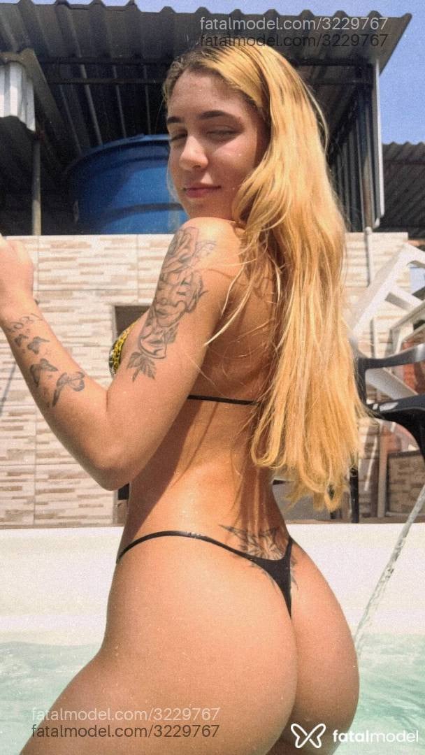 Acompanhante mulher loira (o) de olhos azuis - Larissa