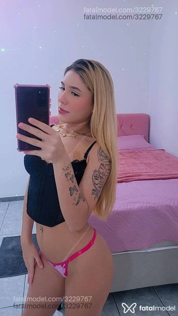 Acompanhante mulher loira (o) de olhos azuis - Larissa