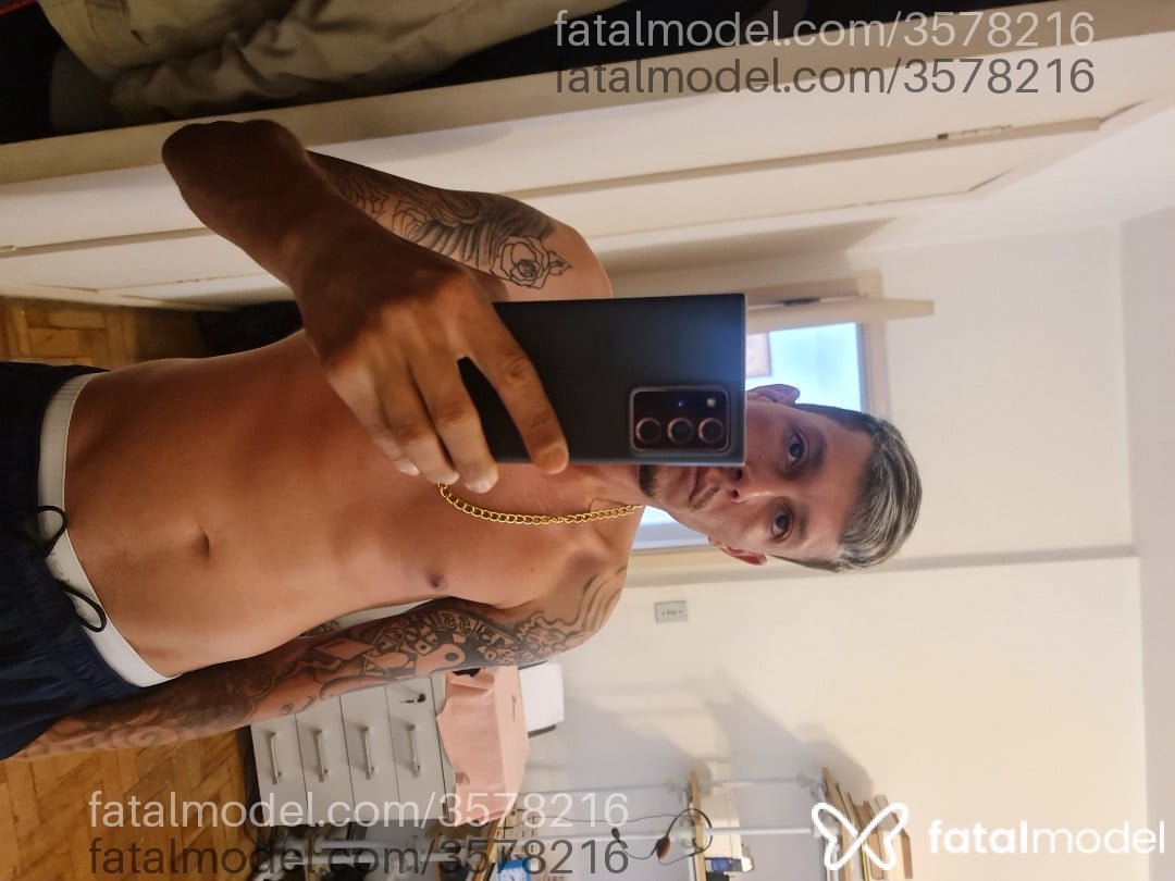 Acompanhante homem com cabelo colorido de olhos pretos - Trankeira Acompanhante homem com cabelo colorido de olhos pretos - Trankeira