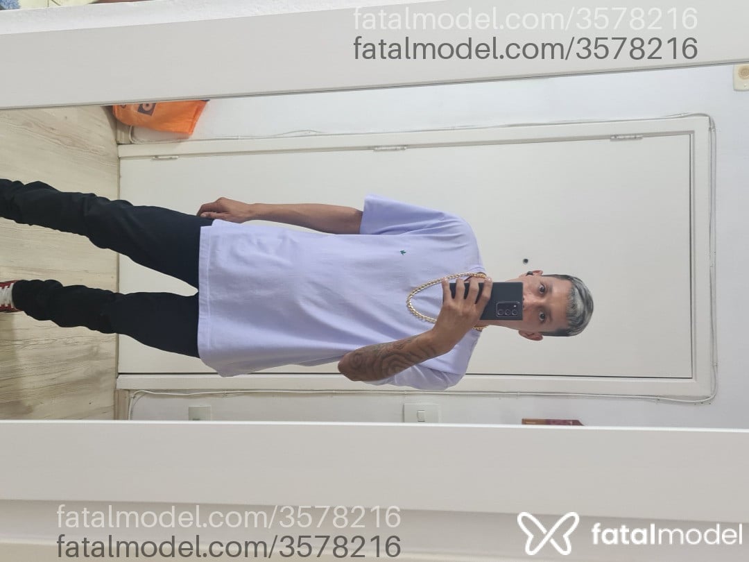 Acompanhante homem com cabelo colorido de olhos pretos - Trankeira