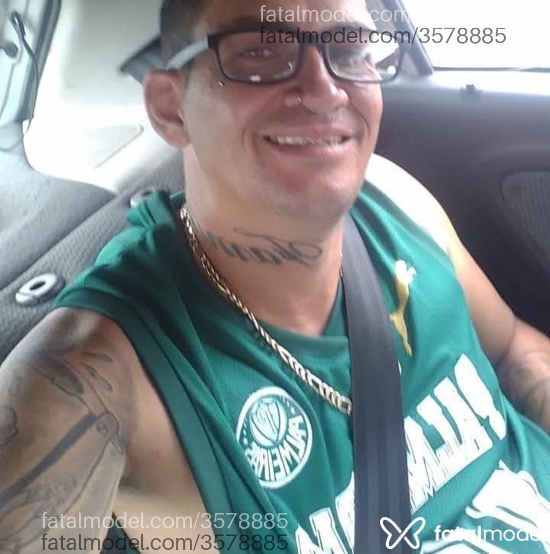 Acompanhante homem com cabelo castanho de olhos castanhos - Terciofetiche