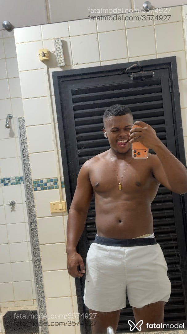 Acompanhante homem morena (o) de olhos castanhos - Magno