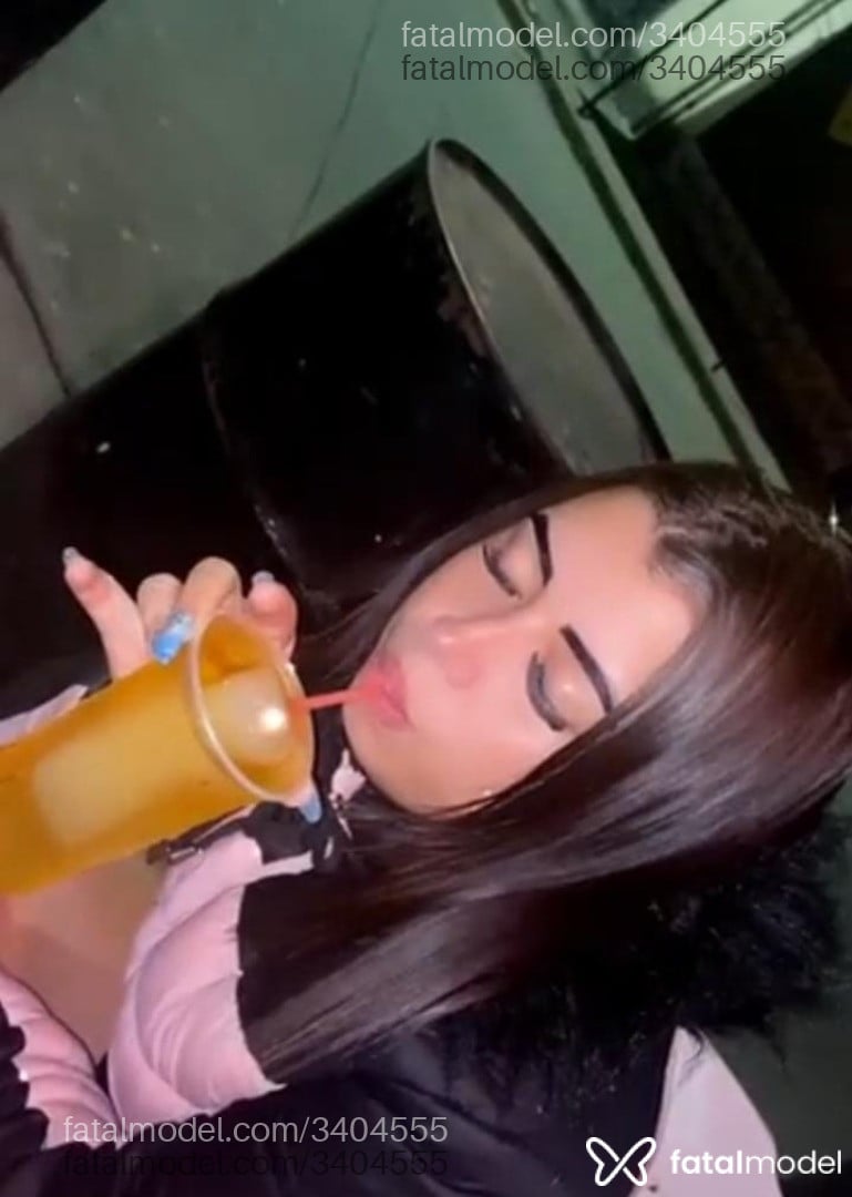 Acompanhante mulher loira (o) de olhos castanhos - Nayara