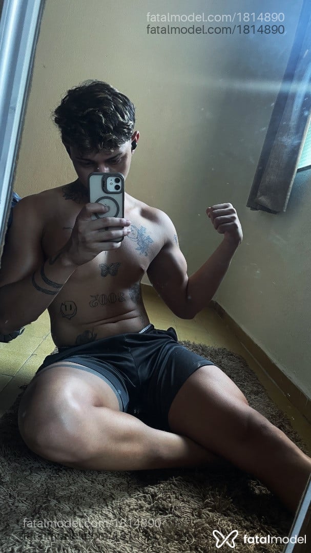 Acompanhante homem com cabelo castanho de olhos castanhos - Arthur