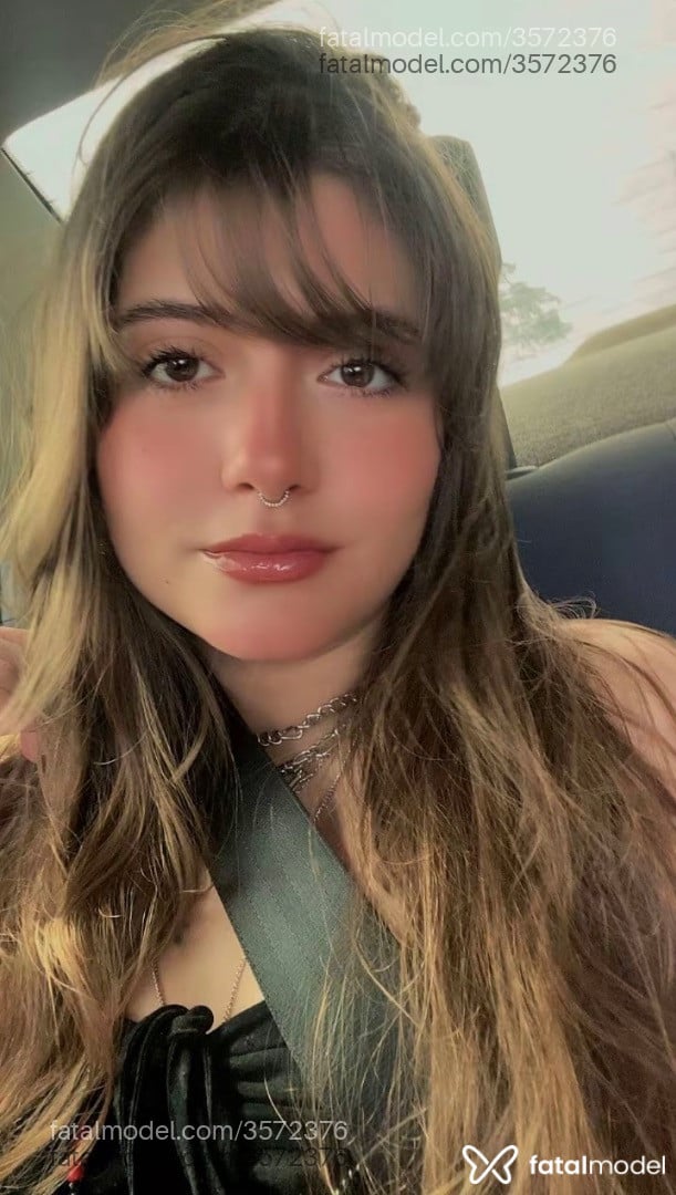 Acompanhante mulher loira (o) de olhos mel - Savaninha