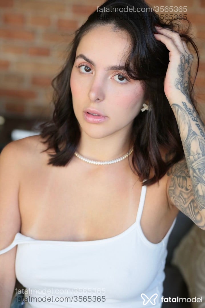 Acompanhante mulher com cabelo castanho de olhos castanhos - Lara Bueno Acompanhante mulher com cabelo castanho de olhos castanhos - Lara Bueno