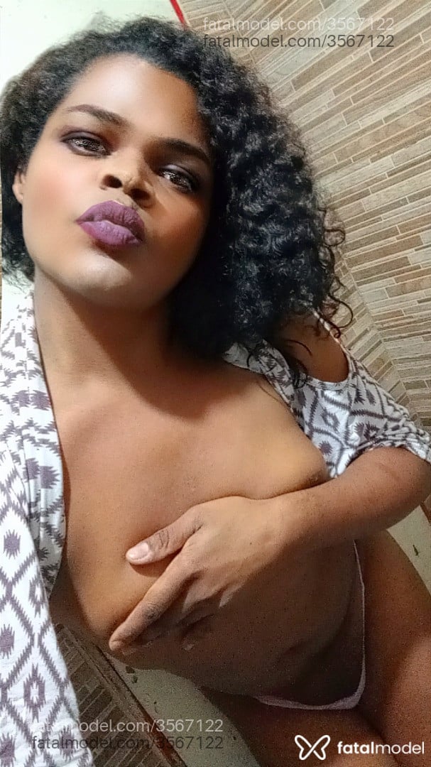 Acompanhante mulher trans morena (o) de olhos castanhos - Felyna