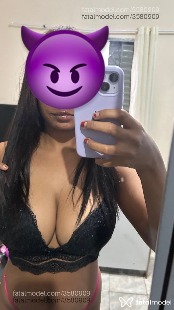 Acompanhante mulher morena (o) de olhos pretos - Lorena