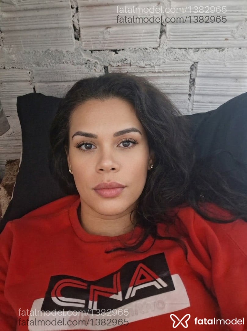 Acompanhante mulher trans com cabelo castanho de olhos castanhos - Thais Souza