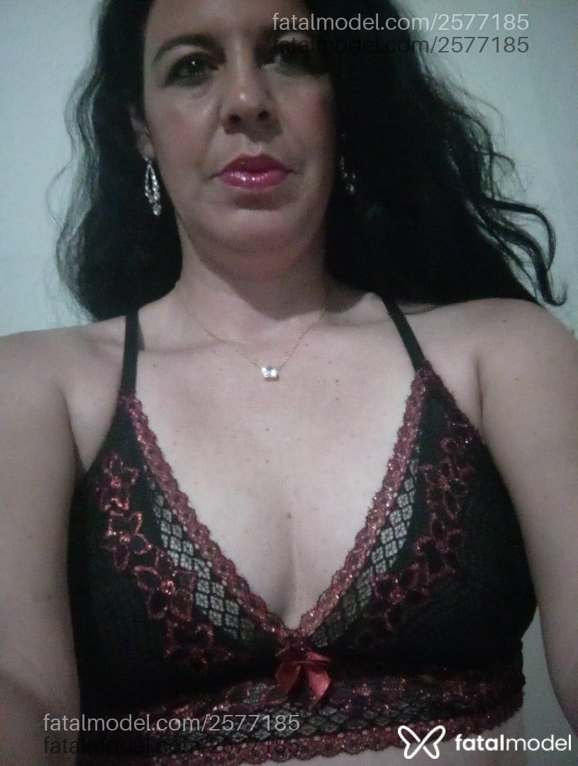 Acompanhante mulher com cabelo castanho de olhos castanhos - Lívia Rosê