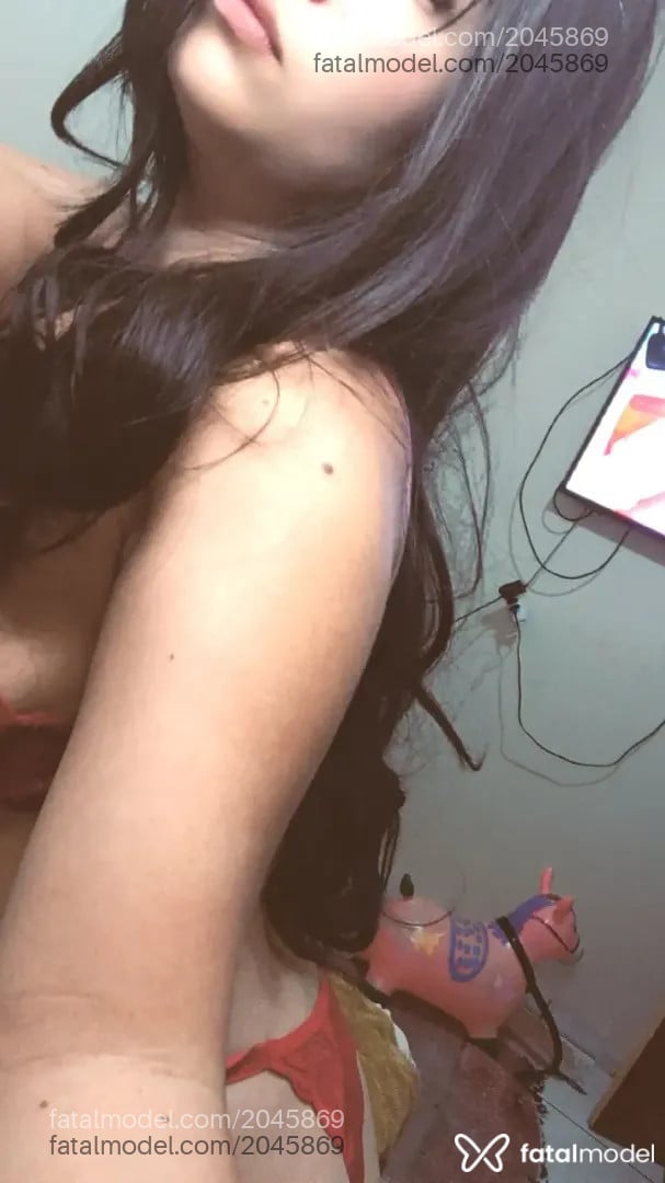 Acompanhante mulher com cabelo castanho de olhos pretos - Mirella