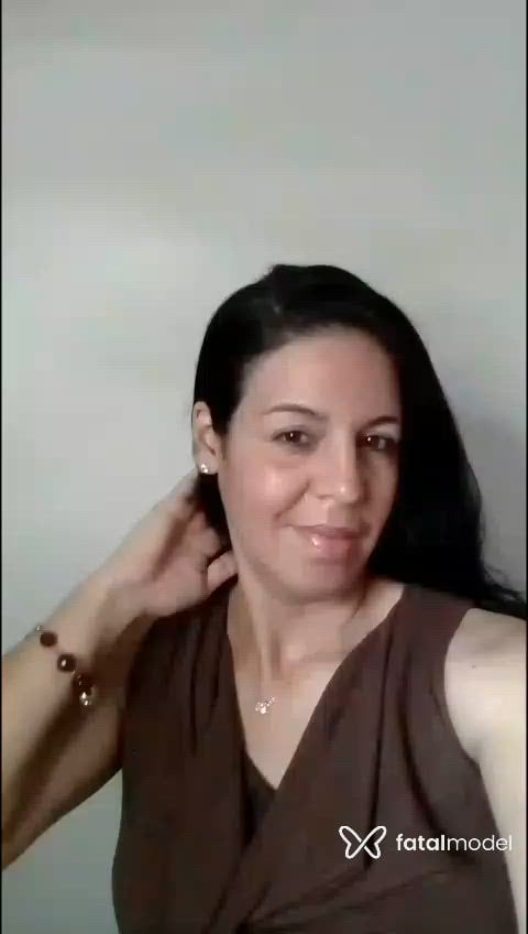 Acompanhante mulher com cabelo castanho de olhos castanhos - Lívia Rosê