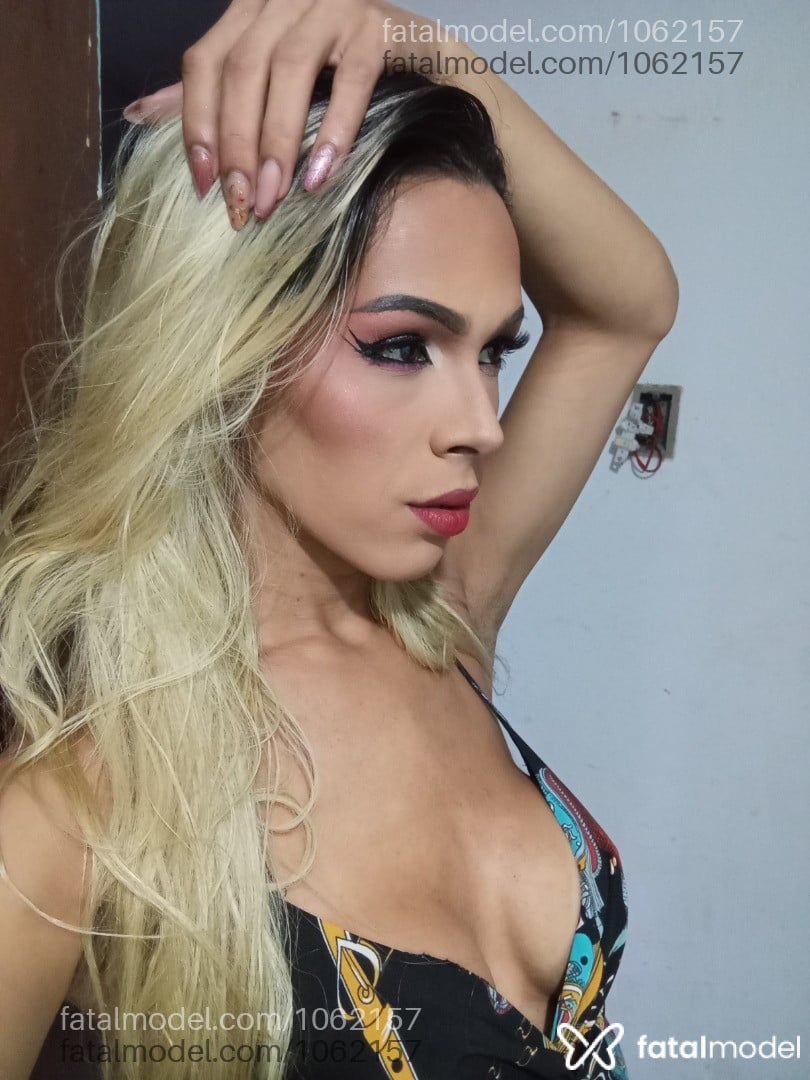 Acompanhante mulher trans com cabelo colorido de olhos castanhos - Myrella