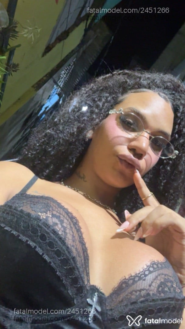 Acompanhante mulher trans morena (o) de olhos pretos - Ailana Cz