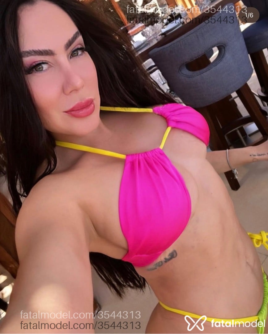 Acompanhante mulher com cabelo castanho de olhos verdes - Victoria Valentina