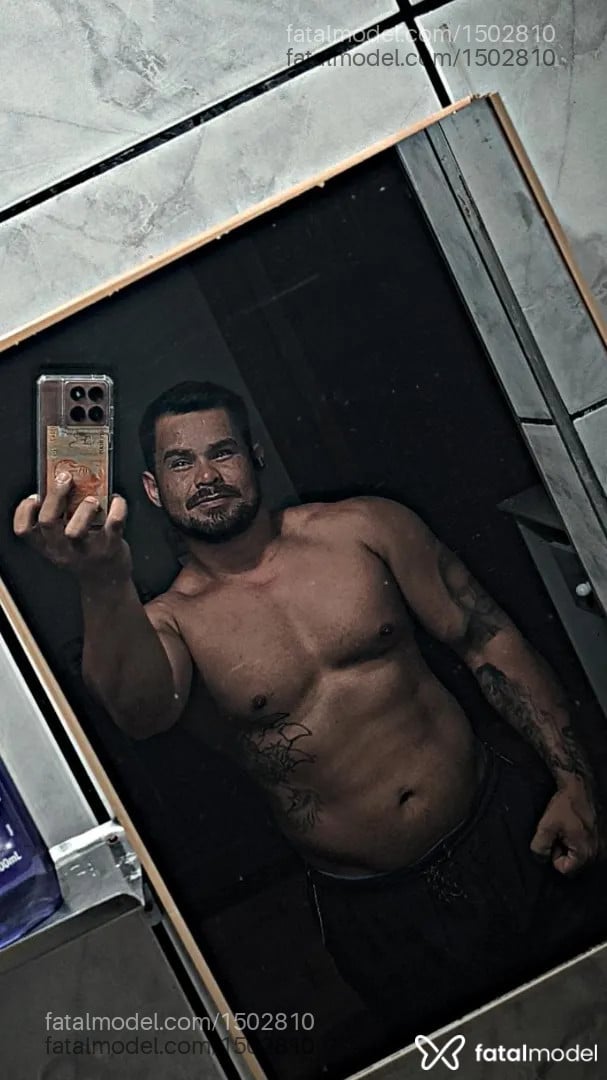 Acompanhante homem com cabelo castanho de olhos verdes - Eduardo