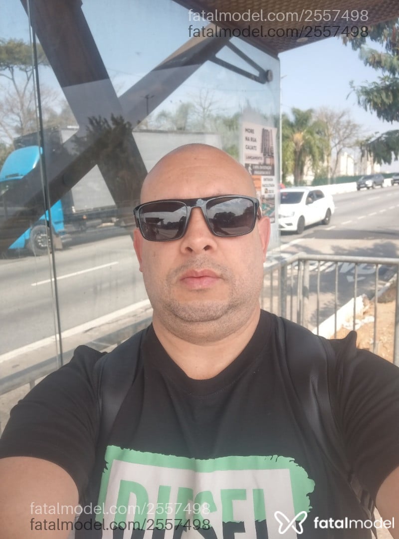 Acompanhante homem sem cabelo de olhos castanhos - Fernando