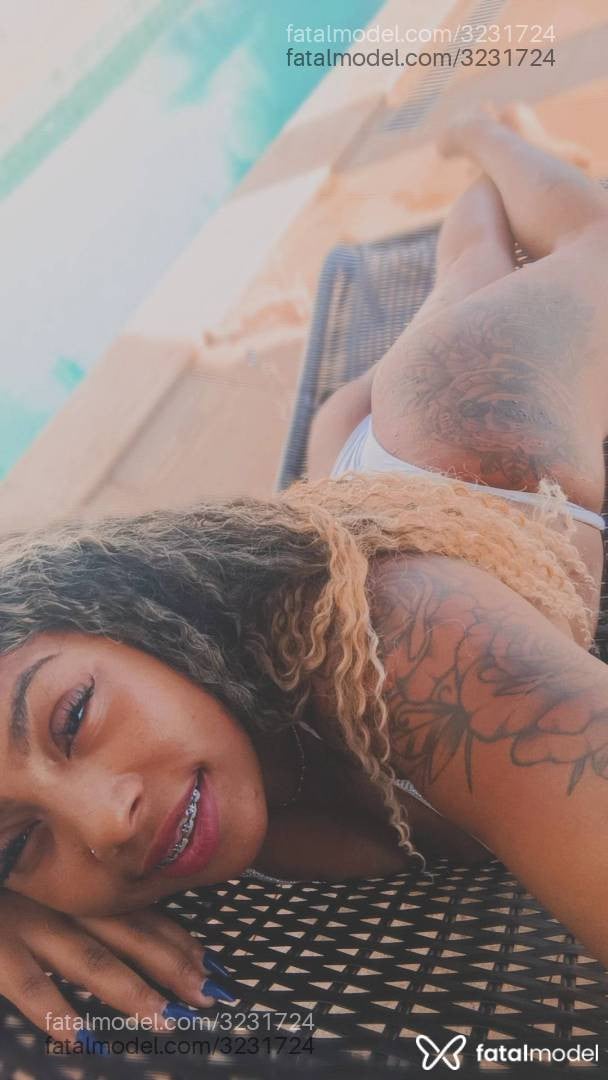 Acompanhante mulher loira (o) de olhos castanhos - Silva