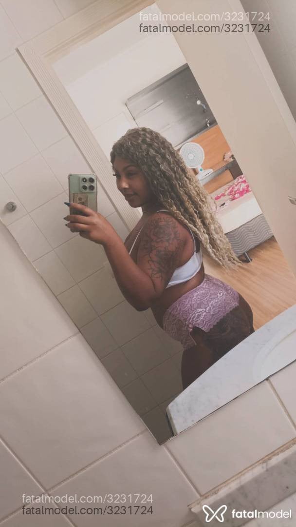 Acompanhante mulher loira (o) de olhos castanhos - Stefany