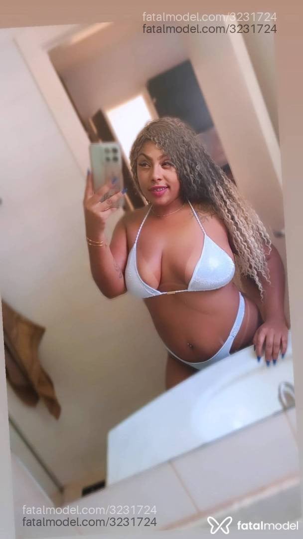 Acompanhante mulher loira (o) de olhos castanhos - Stefany