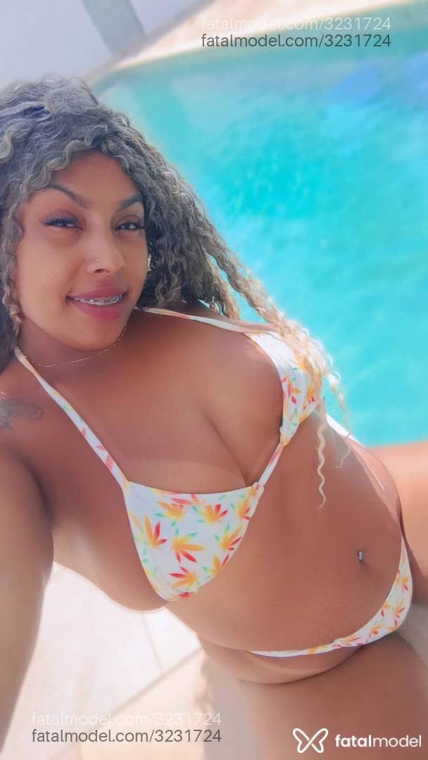 Acompanhante mulher loira (o) de olhos castanhos - Stefany