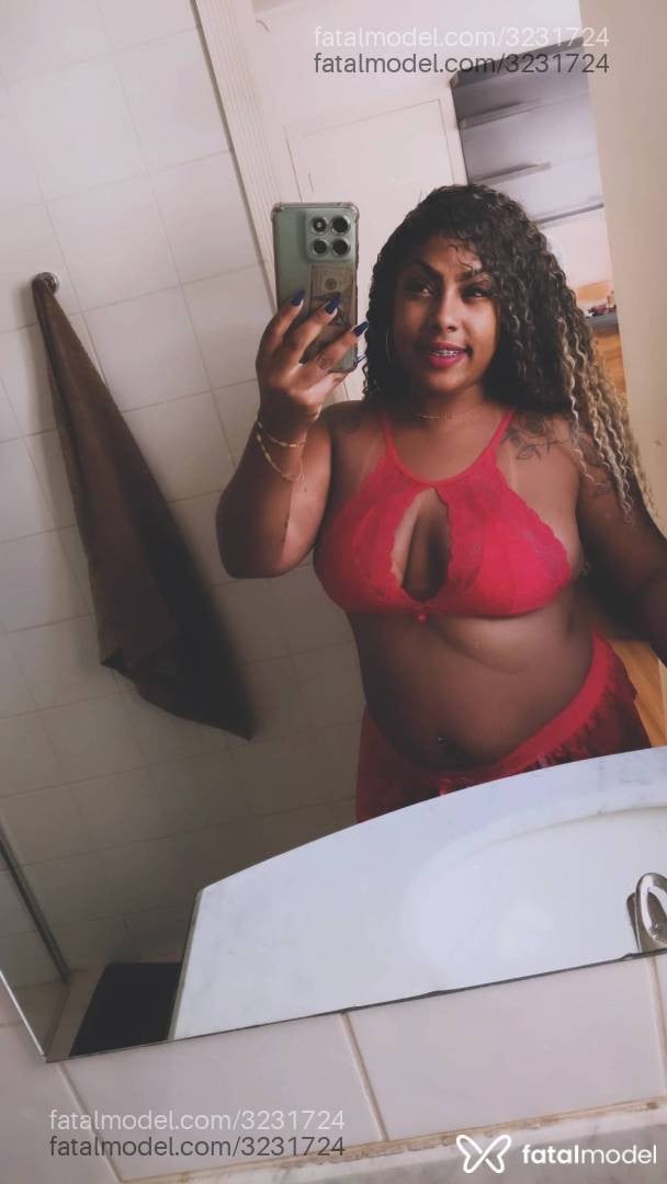 Acompanhante mulher loira (o) de olhos castanhos - Stefany